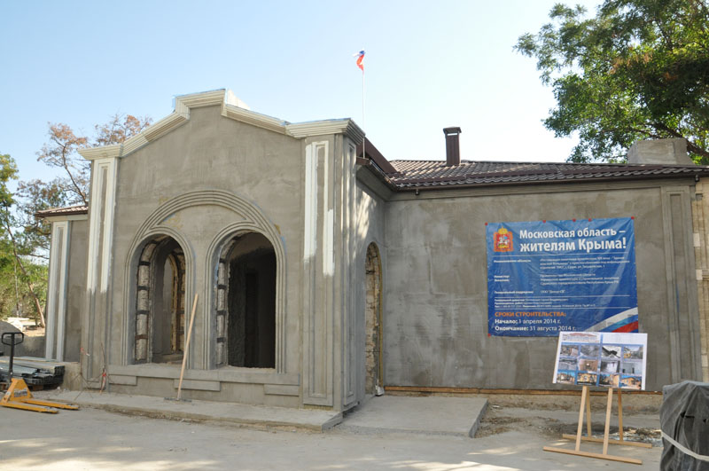 Аксенов осмотрел в Судаке больницу и реконструкцию набережной