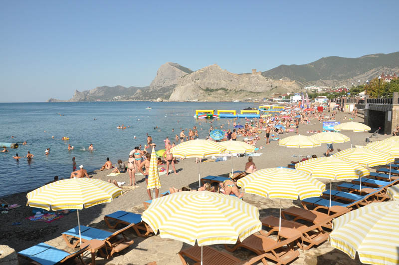 Аксенов осмотрел в Судаке больницу и реконструкцию набережной