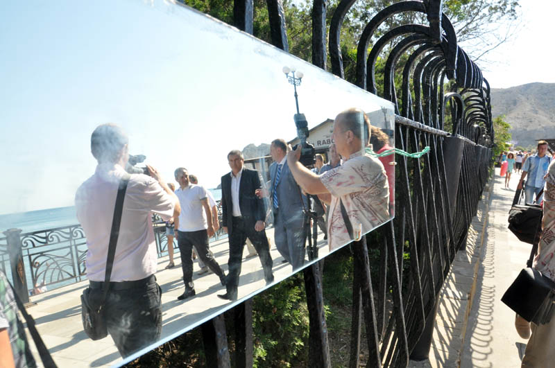 Аксенов осмотрел в Судаке больницу и реконструкцию набережной