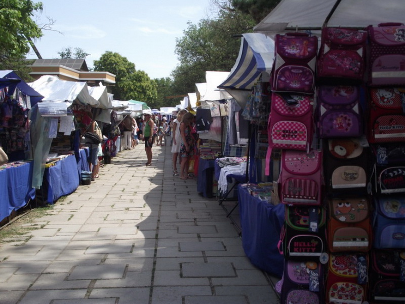 В Симферополе начал работу школьный базар