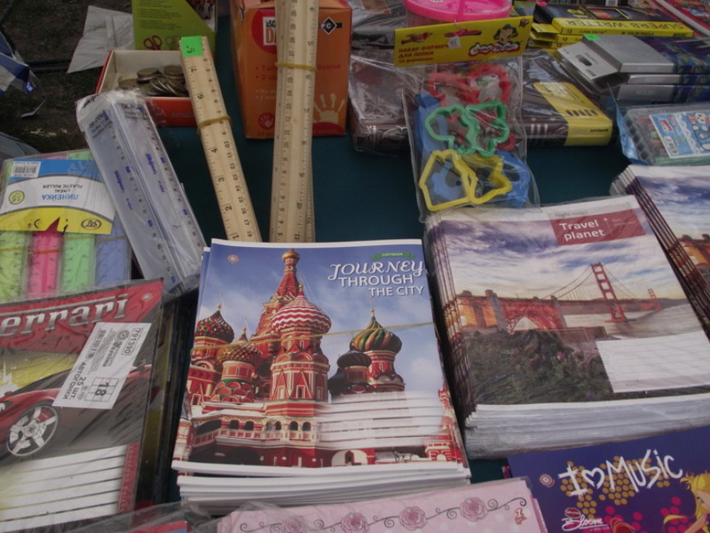 В Симферополе начал работу школьный базар