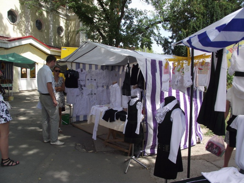 В Симферополе начал работу школьный базар