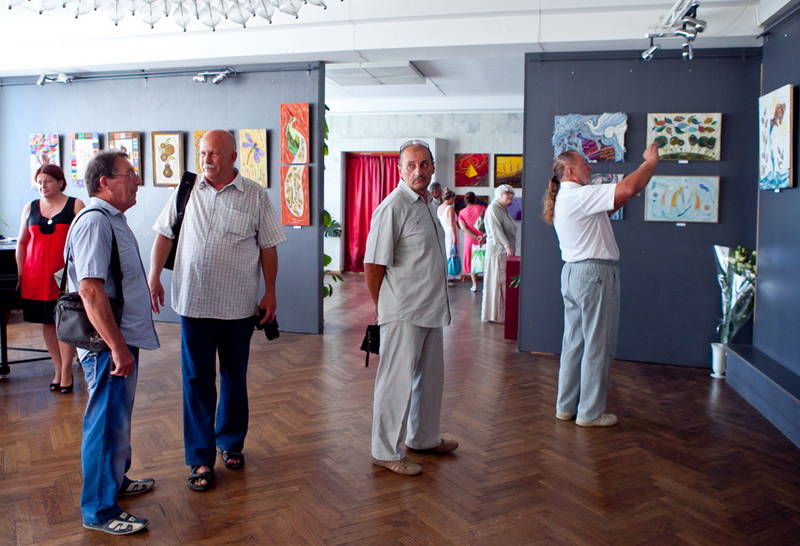 В Севастополе открылась выставка картин из ниток