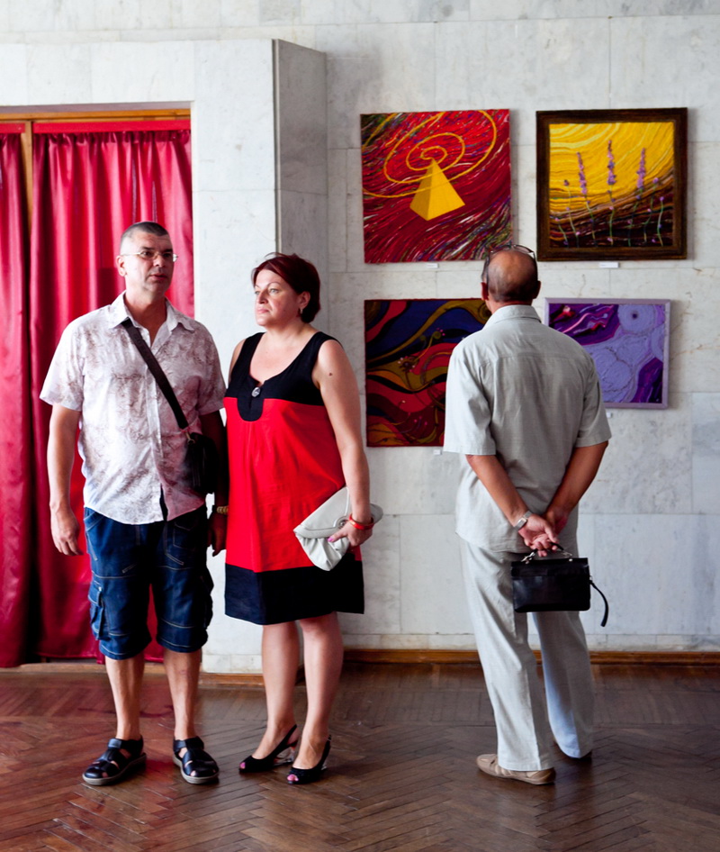 В Севастополе открылась выставка картин из ниток