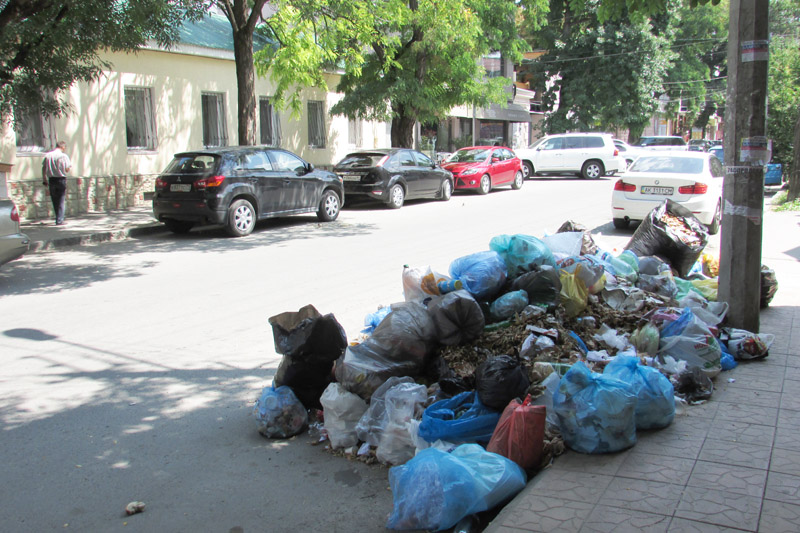 С одной из центральных улиц Симферополя перестали вывозить мусор