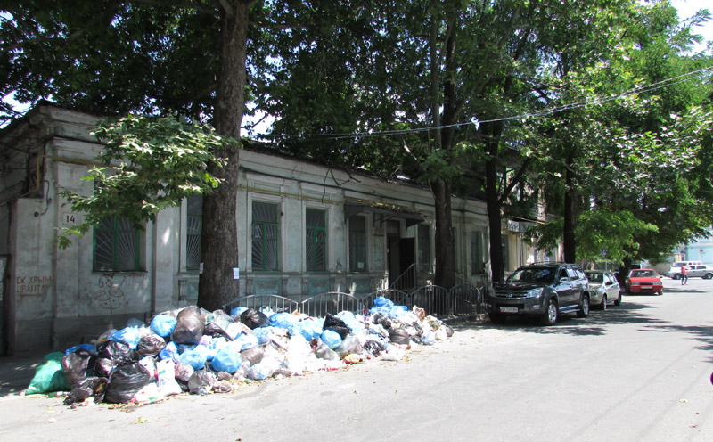 С одной из центральных улиц Симферополя перестали вывозить мусор