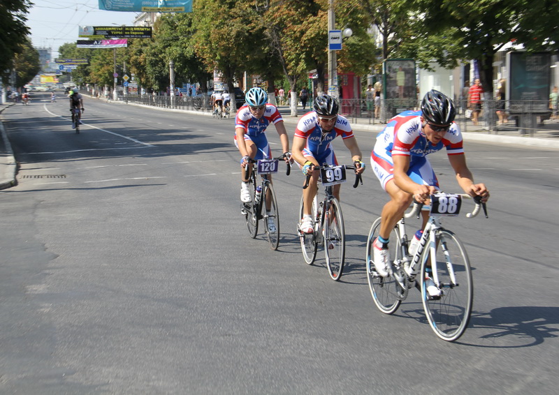 В Симферополе провели массовый велопробег и велогонку
