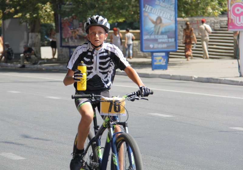 В Симферополе провели массовый велопробег и велогонку