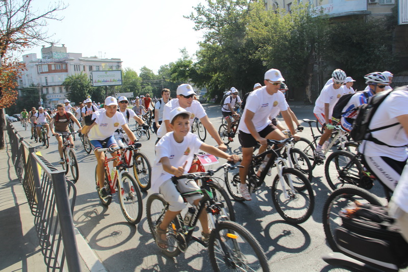 В Симферополе провели массовый велопробег и велогонку