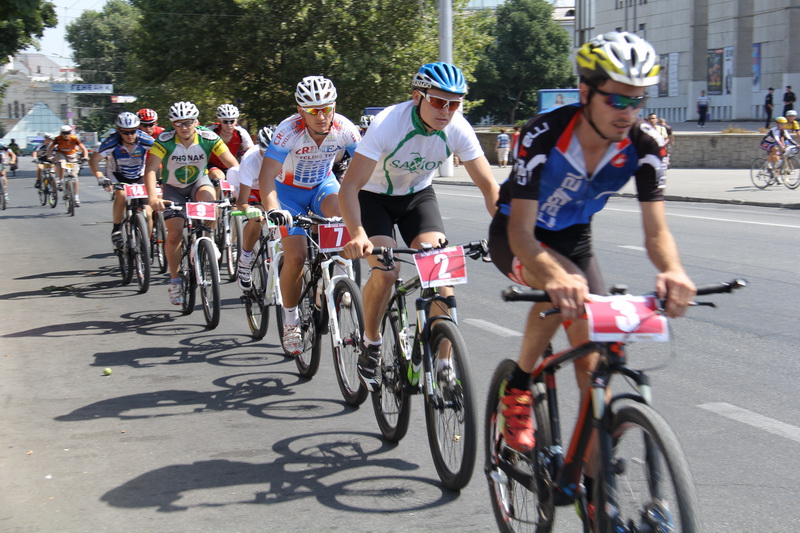 В Симферополе провели массовый велопробег и велогонку