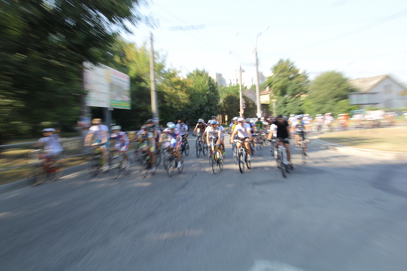 В Симферополе провели массовый велопробег и велогонку