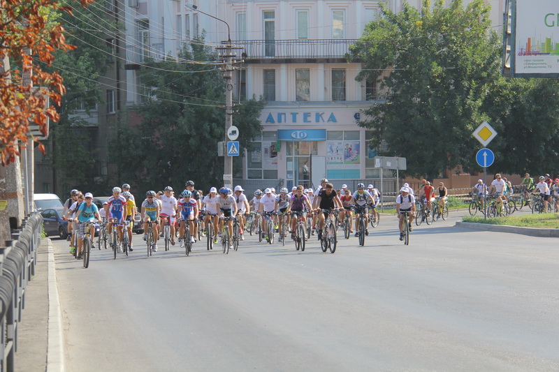 В Симферополе провели массовый велопробег и велогонку
