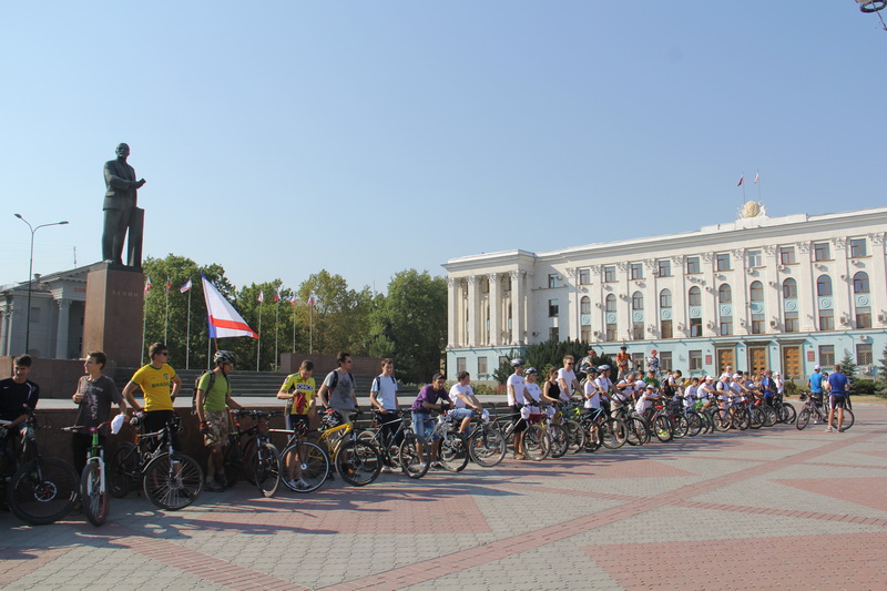 В Симферополе провели массовый велопробег и велогонку