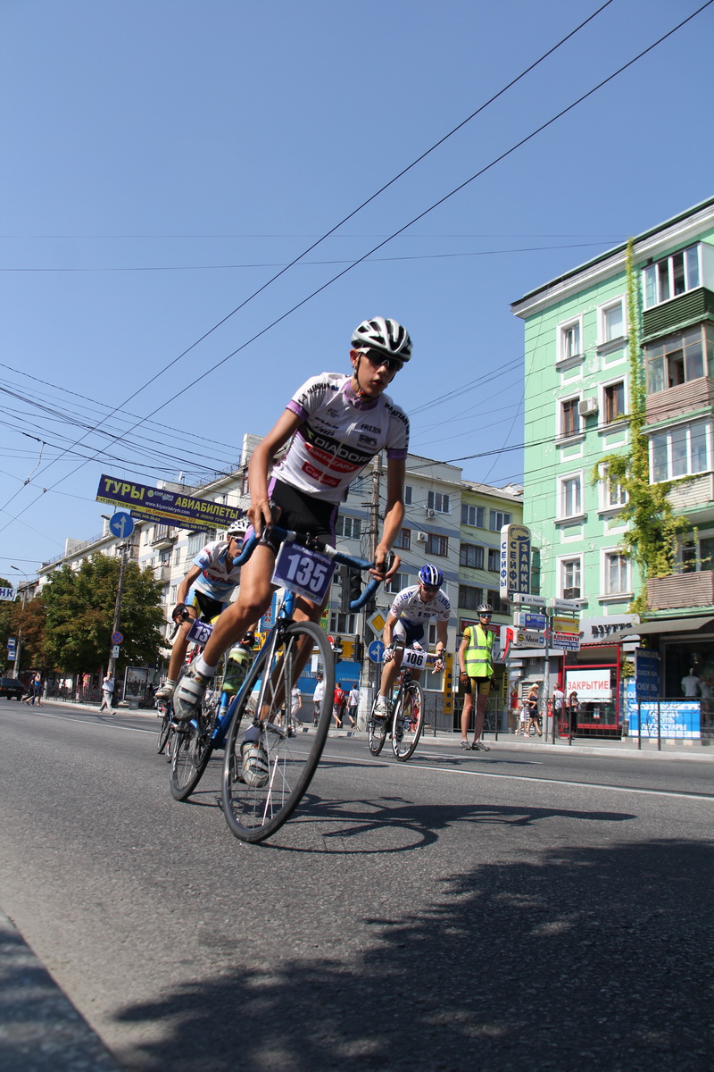 В Симферополе провели массовый велопробег и велогонку