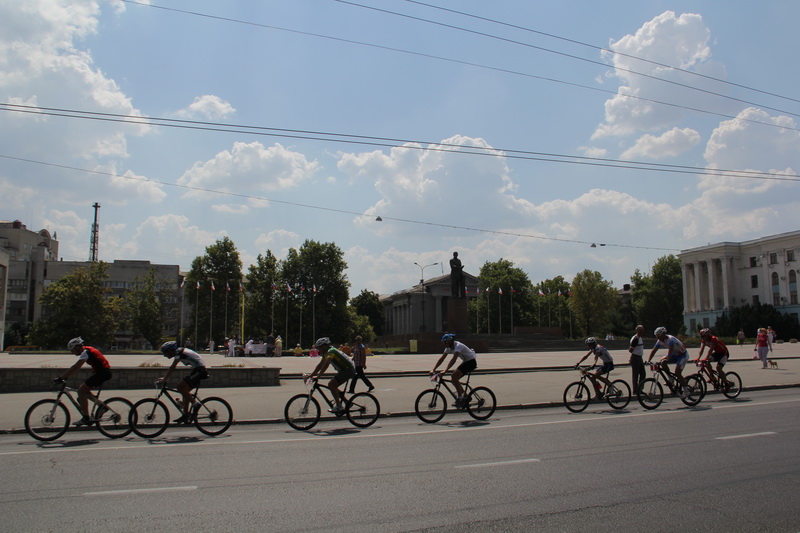 В Симферополе провели массовый велопробег и велогонку
