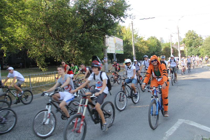В Симферополе провели массовый велопробег и велогонку