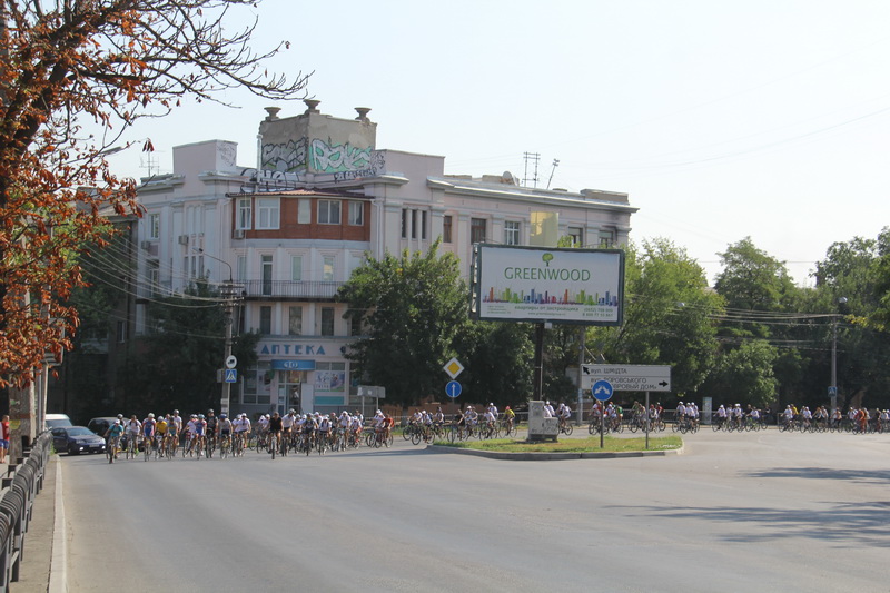 В Симферополе провели массовый велопробег и велогонку