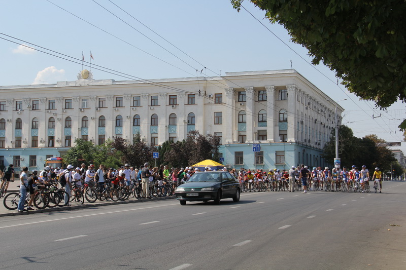В Симферополе провели массовый велопробег и велогонку
