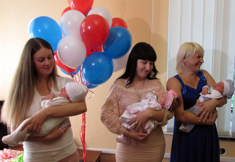 В Симферополе вручили первые свидетельства о рождении российского образца