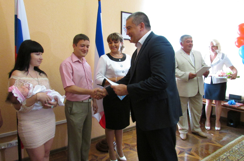 В Симферополе вручили первые свидетельства о рождении российского образца