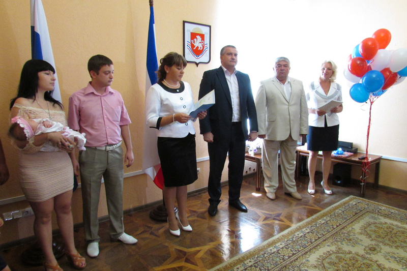 В Симферополе вручили первые свидетельства о рождении российского образца