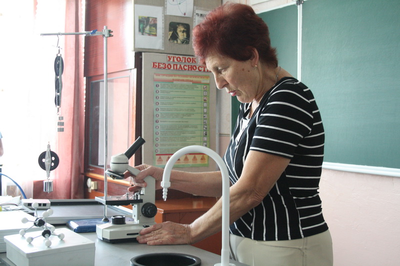 В Симферополе дети с нарушением слуха получили интерактивные кабинеты химии и истории