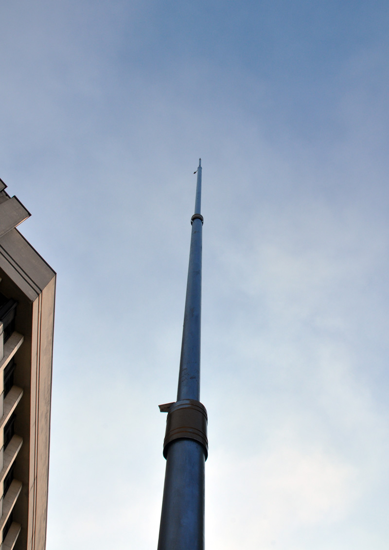 Возле здания Госсовета Крыма установили флагштоки