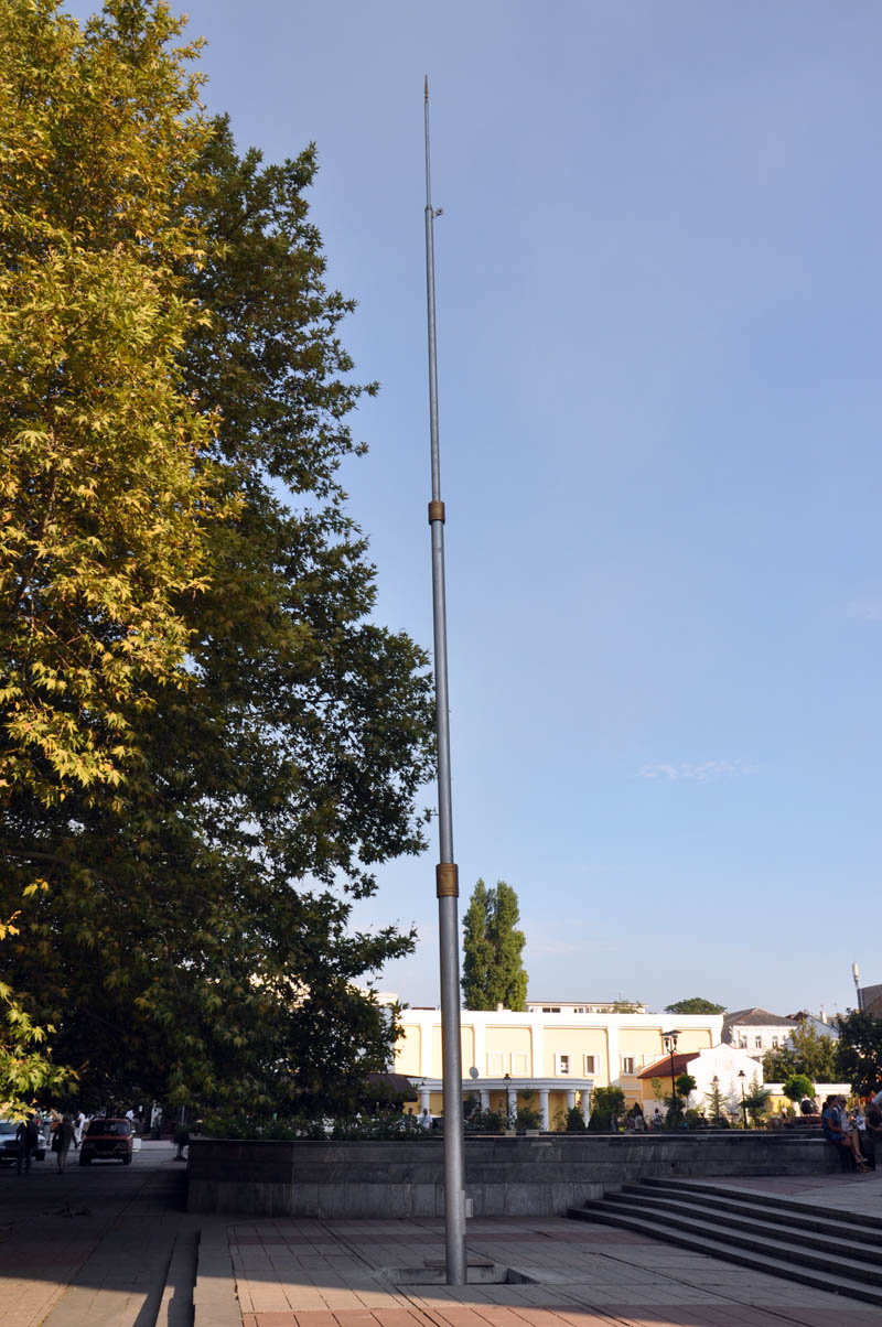 Возле здания Госсовета Крыма установили флагштоки