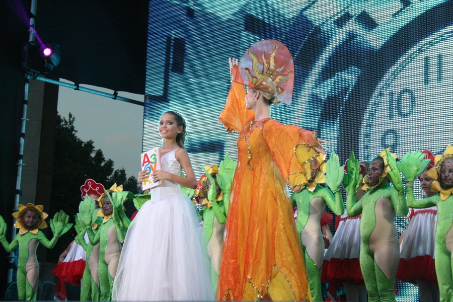 В Симферополе прошел концерт, посвященный передаче российских учебников в Крым