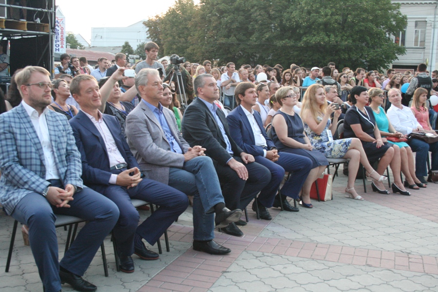 В Симферополе прошел концерт, посвященный передаче российских учебников в Крым