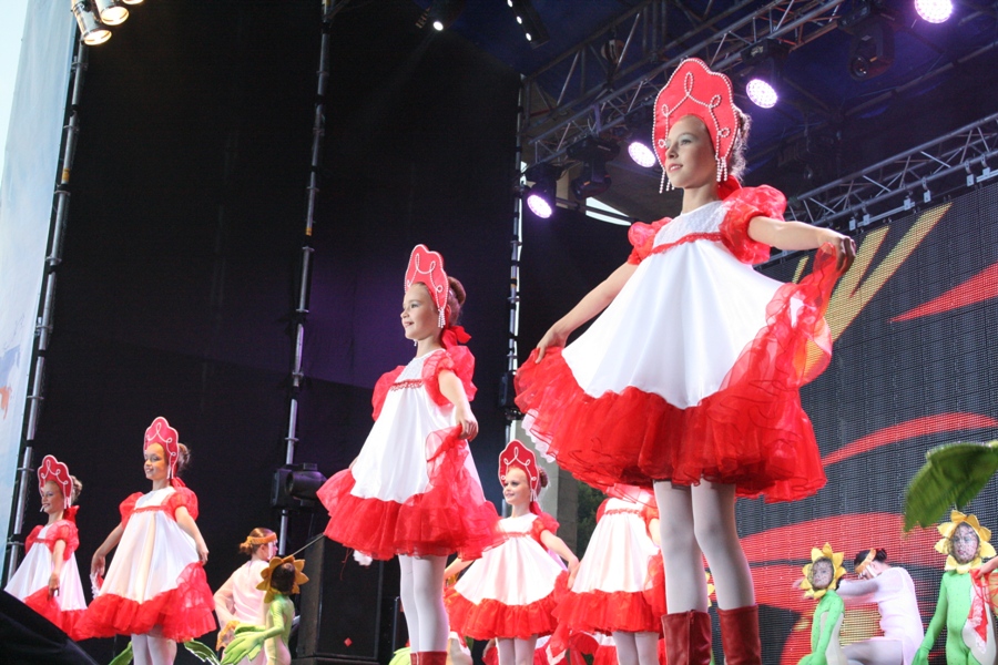 В Симферополе прошел концерт, посвященный передаче российских учебников в Крым