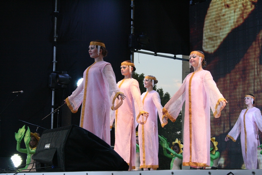 В Симферополе прошел концерт, посвященный передаче российских учебников в Крым