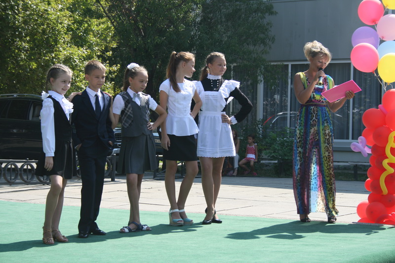 В Симферополе провели дефиле школьной формы крымских фабрик