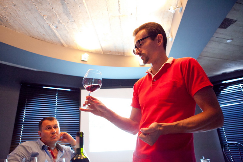 Севастопольцев учат разбираться в винах