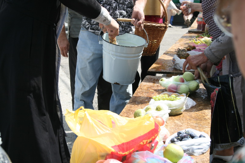 Жители Симферополя отмечают Яблочный спас