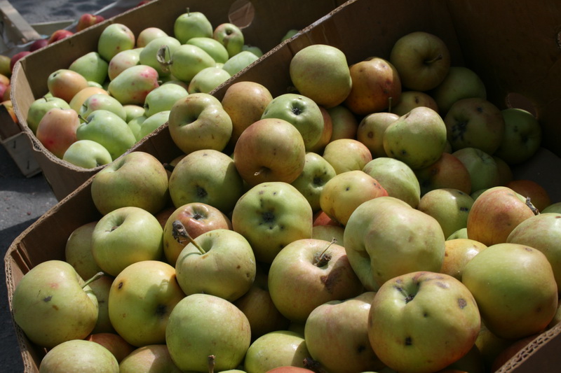 Жители Симферополя отмечают Яблочный спас