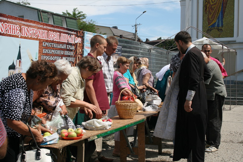 Жители Симферополя отмечают Яблочный спас