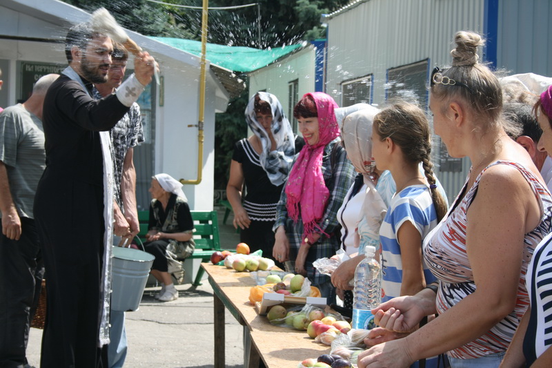 Жители Симферополя отмечают Яблочный спас