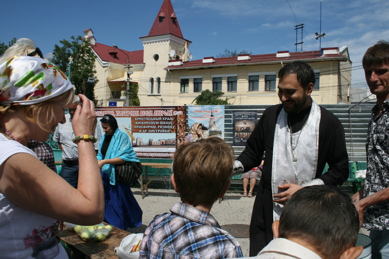 Жители Симферополя отмечают Яблочный спас