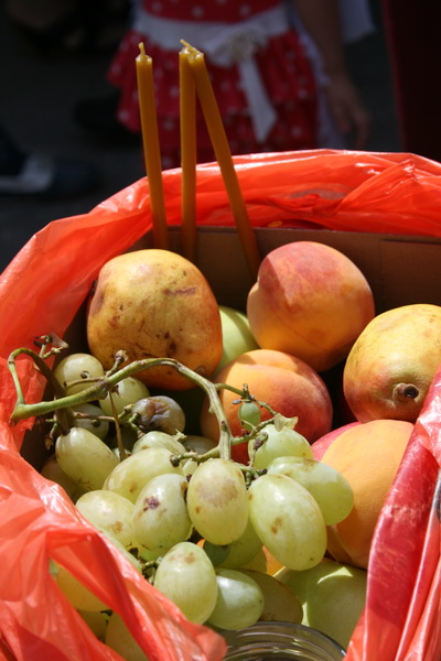 Жители Симферополя отмечают Яблочный спас