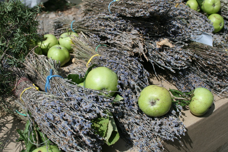 Жители Симферополя отмечают Яблочный спас