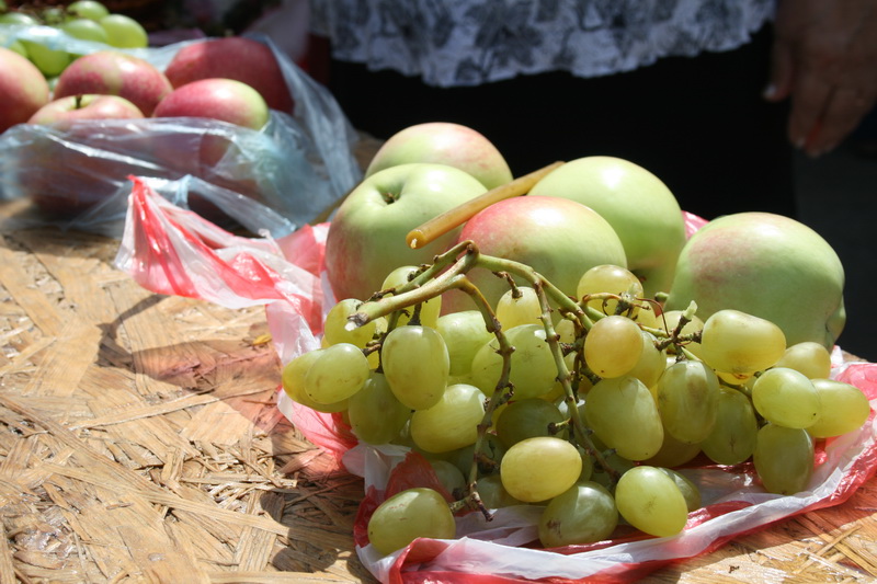 Жители Симферополя отмечают Яблочный спас