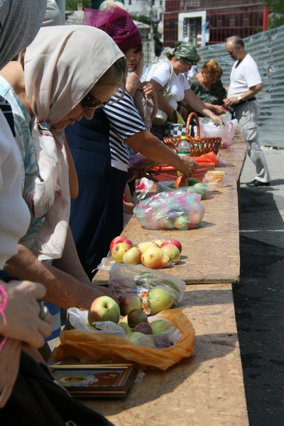 Жители Симферополя отмечают Яблочный спас