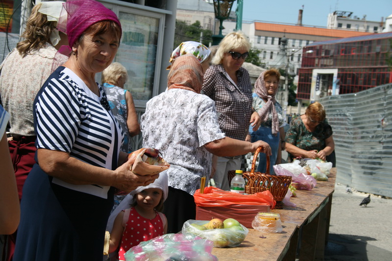 Жители Симферополя отмечают Яблочный спас