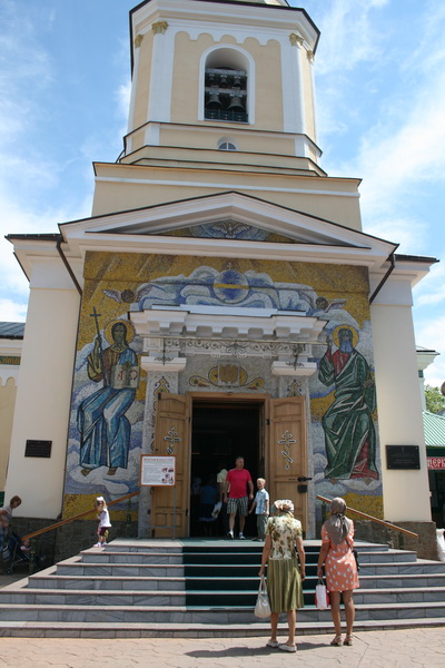 Жители Симферополя отмечают Яблочный спас