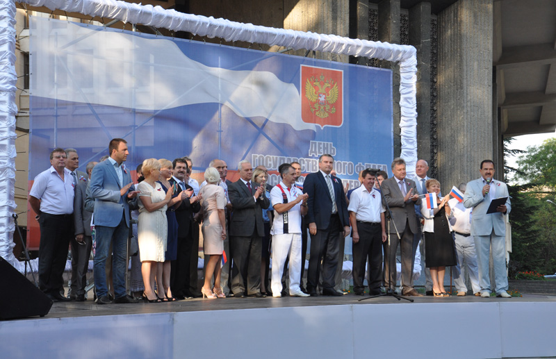 В Симферополе торжественно подняли государственный флаг