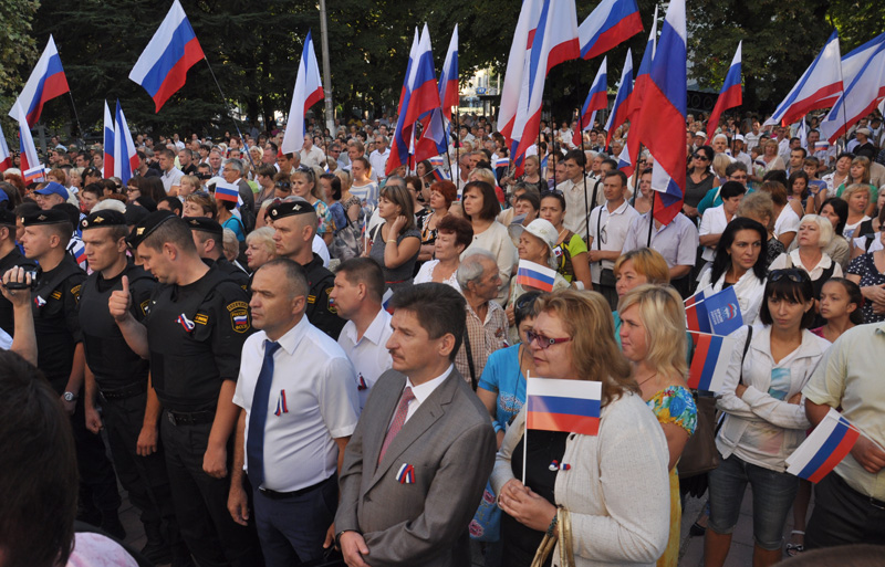 В Симферополе торжественно подняли государственный флаг