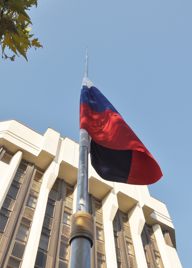 В Симферополе торжественно подняли государственный флаг