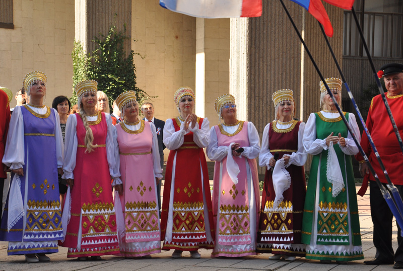 В Симферополе торжественно подняли государственный флаг