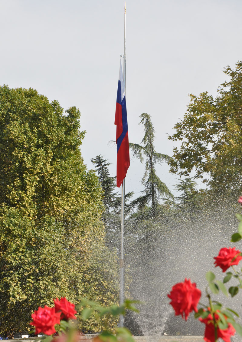 В Симферополе торжественно подняли государственный флаг